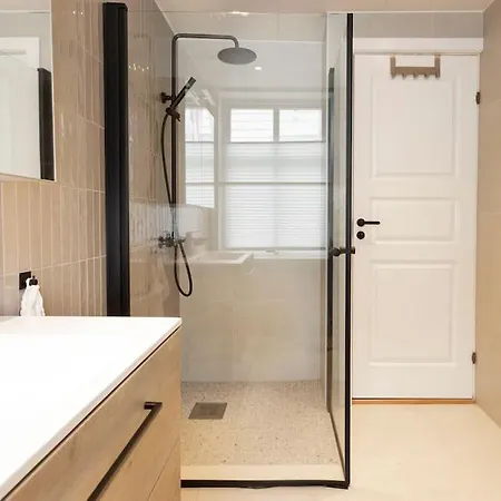 아파트 New! Modern In Historic Area Of Bergen!
